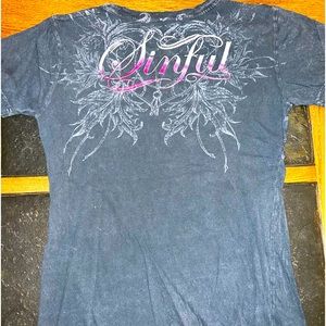 Sinful shirts with Pink accent velvet heart design - size L